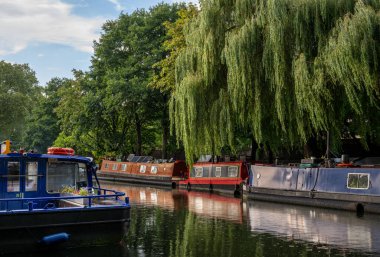 Küçük Venedik ve Paddington Havzası arasındaki Büyük Birlik Kanalı 'nın Paddington kolundaki kanal tekneleri..