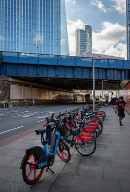 Londra, İngiltere: Londra 'da Southwark Caddesi' ndeki bir rıhtımda bisiklet kirası. Santander sponsorluğundaki bu kiralık bisikletler daha önce Boris Bisikletleri olarak biliniyordu..