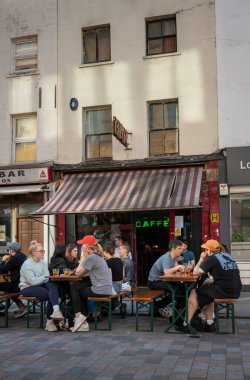 Londra, İngiltere: Londra 'daki Waterloo İstasyonu' na yakın birçok restoranı ve barı olan Lower Marsh 'taki bir kafe barın önünde oturan insanlar.