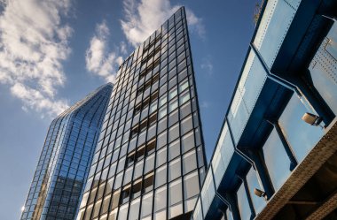 Londra, İngiltere: Southwark, Londra 'da demiryolu köprüsü olan modern binalar.
