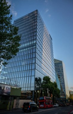 Londra, İngiltere: Blackfriars Yolu 'nda, Londra' nın Southwark bölgesindeki Blackfriars Köprüsü 'ne yakın yeni bir bina. Önplanda trafik.