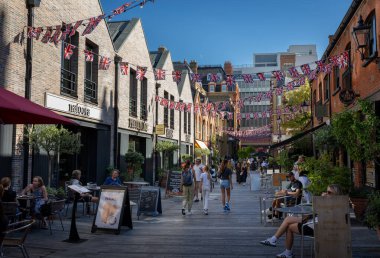 Londra, İngiltere: Chelsea, Londra 'da Sloane Meydanı yakınlarında Pavilion Yolu. Dükkan, kafe ve restoranların keyfini çıkaran insanların olduğu bir yaya sokağı..