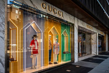 Londra, İngiltere: Knightsbridge, Londra Sloane Caddesi 'ndeki Gucci mağazası. Lüks moda ürünleri gösteren renkli vitrinler.