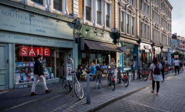 Londra, İngiltere: Güney Kensington, Londra 'da Thurlow Caddesi' nde dükkanlar, restoranlar ve sokakta yürüyen insanlar.