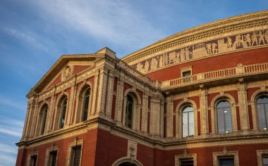 Londra, İngiltere: The Royal Albert Hall, Güney Kensington, Londra 'da ünlü bir konser salonu. Güneybatıdan akşam manzarası.