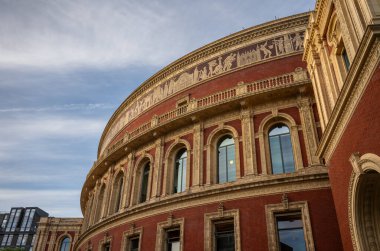 Londra, İngiltere: The Royal Albert Hall, Güney Kensington, Londra 'da ünlü bir konser salonu. Güneybatıdan akşam manzarası.