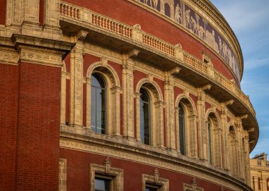 Londra, İngiltere: The Royal Albert Hall, Güney Kensington, Londra 'da ünlü bir konser salonu ve mimari ayrıntıları gösteriyor.