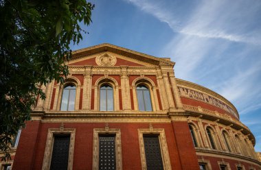Londra, İngiltere: The Royal Albert Hall, Güney Kensington, Londra 'da ünlü bir konser salonu. Batı yükseltisinin akşam manzarası.