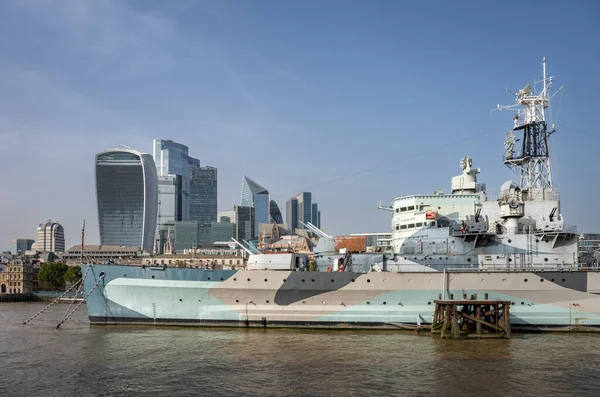 Londra, İngiltere: HMS Belfast, İkinci Dünya Savaşı 'nda aktif olan Kraliyet Donanması savaş gemisi. Şu anda Londra 'da Thames Nehri' nde bir müze gemisi. Londra şehri geride kaldı..