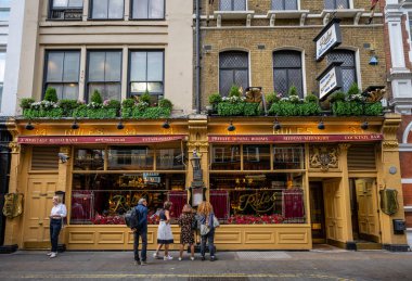 Londra, İngiltere: Londra 'nın West End' inin bir parçası olan Covent Garden 'da Maiden Lane' deki Rules restoranı. 1798 'de kurulan Rules, Londra' nın en eski restoranı olduğunu iddia ediyor..