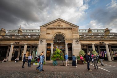 Londra, İngiltere: Londra 'nın batı ucundaki Covent Garden Market. İnsanlarla birlikte eski meyve ve sebze pazarının dış görünüşü.