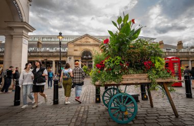 Londra, İngiltere: Londra 'nın batı ucundaki Covent Garden Market. James Caddesi 'nden görülen eski meyve ve sebze pazarının dış görünüşü.