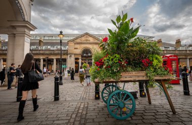 Londra, İngiltere: Londra 'nın batı ucundaki Covent Garden Market. James Caddesi 'nden görülen eski meyve ve sebze pazarının dış görünüşü.