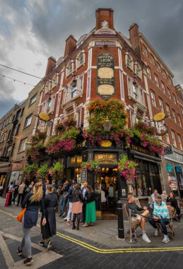 Floral Street ve James Street 'in köşesindeki White Lion barının dışındaki insanlar. Londra 'nın batı ucundaki Covent Garden' da..