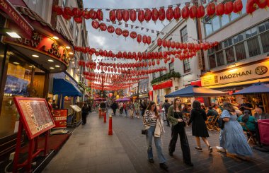Londra, İngiltere: Londra 'nın Çin Mahallesi' ndeki Gerard Caddesi. Londra 'nın merkezinde Çin restoranları ve kırmızı Çin fenerleri olan bir turizm caddesi..