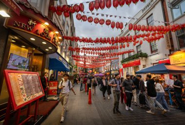 Londra, İngiltere: Londra 'nın Çin Mahallesi' ndeki Gerard Caddesi. Londra 'nın merkezinde Çin restoranları ve kırmızı Çin fenerleri olan bir turizm caddesi..