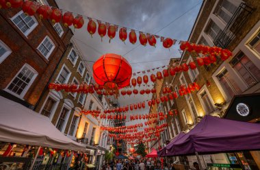 Londra, İngiltere: Londra 'nın Çin Mahallesi' ndeki Gerard Caddesi. Londra 'nın merkezinde Çin restoranları ve kırmızı Çin fenerleri olan bir turizm caddesi..