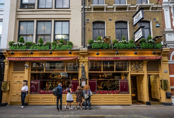 Londra, İngiltere: Londra 'nın West End' inin bir parçası olan Covent Garden 'da Maiden Lane' deki Rules restoranı. 1798 'de kurulan Rules, Londra' nın en eski restoranı olduğunu iddia ediyor..