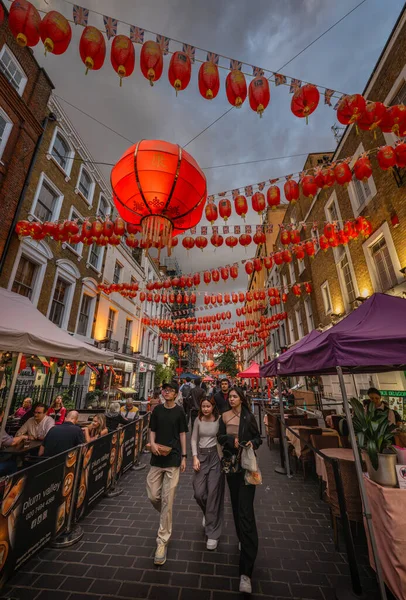 Londra, İngiltere: Londra 'nın Çin Mahallesi' ndeki Gerard Caddesi. Londra 'nın merkezinde Çin restoranları ve kırmızı Çin fenerleri olan bir turizm caddesi..