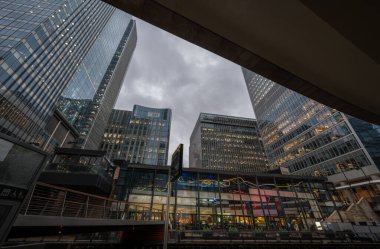 Canary Wharf, Londra, İngiltere: Londra Rıhtımındaki Canary Wharf 'ın doğu kısmı. Churchill Place Alışveriş Merkezi. Bellmouth Geçidi 'nden modern ofis binaları görünüyor..