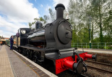 Eridge, Doğu Sussex, Birleşik Krallık: Buhar Treni 2890 Eridge tren istasyonunda görülen Spa Valley Demiryolu tarafından işletilmektedir. Tunbridge Wells yakınlarında..