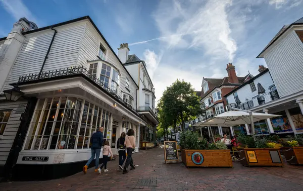 Tunbridge Wells, Kent, UK: The Pantiles, Royal Tunbridge Wells 'te dükkan, bar ve restoranları olan bir Gürcü sütunudur. Tarihi Pantiles popüler bir turizm merkezidir..