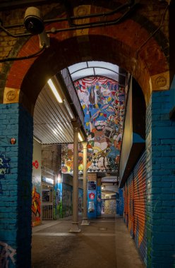 Brixton, Londra, İngiltere: Brixton tren istasyonunun altındaki metro gece renkli sanatlarla dolu.