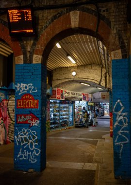 Brixton, Londra, İngiltere: Brixton tren istasyonunun altındaki metro gece renkli sanatlarla dolu.