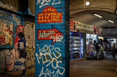Brixton, Londra, İngiltere: Brixton tren istasyonunun altındaki metro gece renkli sanatlarla dolu.