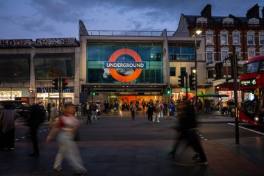 Brixton, Londra, İngiltere Brixton Caddesi 'ndeki yaya geçidi Brixton metro istasyonunun karşısında. İnsanlarla akşam manzarası.