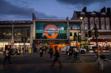 Brixton, Londra, İngiltere Brixton Caddesi 'ndeki yaya geçidi Brixton metro istasyonunun karşısında. İnsanlarla akşam manzarası ve trafik.