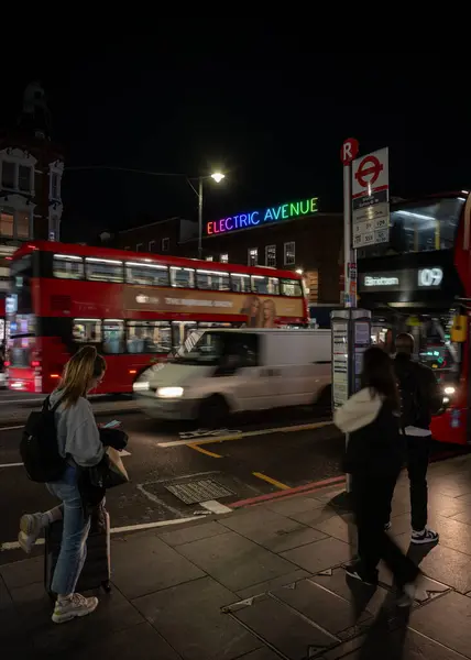 Брікстон Лондон Великобританія Люди Чекають Автобусну Зупинку Брікстон Роуд Навпроти — стокове фото