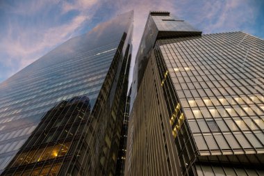 Londra, İngiltere: Londra 'da 22 Bishopsgate (solda) ve 8 Bishopsgate (sağda) gökdelenlerine bakıyoruz. Pembe bulutlu akşam manzarası.