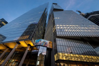 Londra, İngiltere: Londra 'da 22 Bishopsgate (solda) ve 8 Bishopsgate (sağda) gökdelenlerine bakıyoruz. Işıklı akşam manzarası.