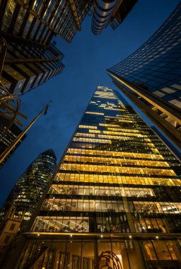 Londra, İngiltere: Londra 'daki 52 Lime Caddesi' ndeki Neşter Binası. Ayrıca Lloyds Binası (L), Willis Binası (R) ve Gherkin (arkada)).
