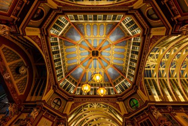 Londra, İngiltere: Geceleri Leadenhall Pazarı. Gösterişli Viktorya dönemi çatı yapısının ayrıntıları.