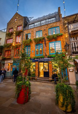 Londra, İngiltere: Londra 'nın merkezindeki Covent Garden bölgesinde Neal' s Yard. Burası Neal 'ın bahçe ilaçlarının evi. Sağlık ve güzellik sektörü..
