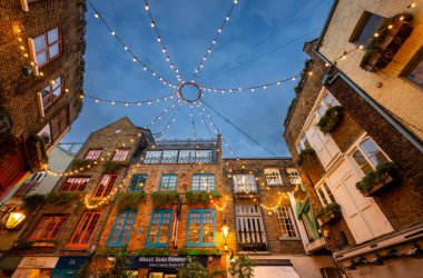Londra, İngiltere: Londra 'nın merkezindeki Covent Garden bölgesinde Neal' s Yard. Gün batımında tepede ışıkları olan güzel eski binaların geniş açılı manzarası..