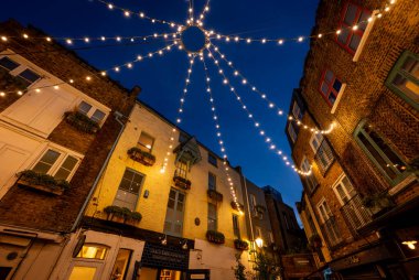 Londra, İngiltere: Londra 'nın merkezindeki Covent Garden bölgesinde Neal' s Yard. Geceleri tepedeki ışıklarla aydınlatılmış güzel eski bir avlu..