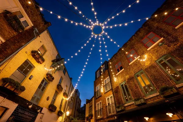 Londra, İngiltere: Londra 'nın merkezindeki Covent Garden bölgesinde Neal' s Yard. Geceleri tepedeki ışıklarla aydınlatılmış güzel eski bir avlu..