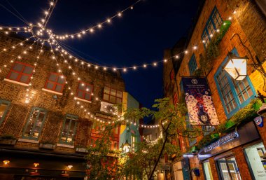 Londra, İngiltere: Londra 'nın merkezindeki Covent Garden bölgesinde Neal' s Yard. Geceleri renkli binaların mimari detaylarına bakıyorum..