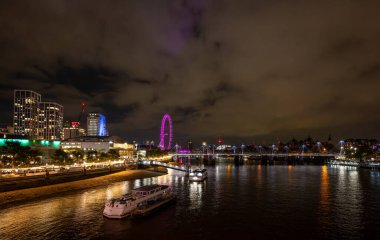 Londra, İngiltere: Londra şehir manzarası ve gece Thames Nehri. London Eye, Royal Festival Salonu ve Altın Jübile Köprüsü. Waterloo Köprüsü 'nden görüldü.