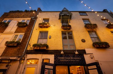 Londra, İngiltere: Londra 'nın merkezindeki Covent Garden bölgesinde Neal' s Yard. Neil 'in Bahçesi ilaçlarının terapi odaları. Üzerinde eski bir bina var..