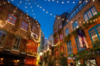 Londra, İngiltere: Londra 'nın merkezindeki Covent Garden bölgesinde Neal' s Yard. Renkli binaların mimari detaylarına bakıyorum..