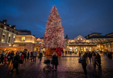 Londra, İngiltere - 8 Kasım 2023: Covent Garden Market 'in dışında büyük bir Noel ağacı kalabalığı.