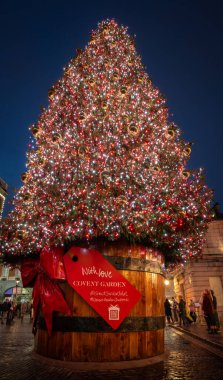Londra, İngiltere - 8 Kasım 2023: Covent Garden Market 'in dışındaki büyük süslü Noel ağacı. Portre yöneliminde görünümü kapat.