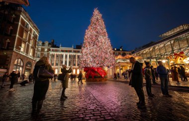 Londra, İngiltere - 8 Kasım 2023: Covent Garden Market 'in dışındaki büyük süslü Noel ağacı. Düşük açılı manzara oryantasyonu.