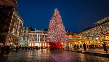 Londra, İngiltere - 8 Kasım 2023: Covent Garden Market 'in dışındaki büyük süslü Noel ağacı.