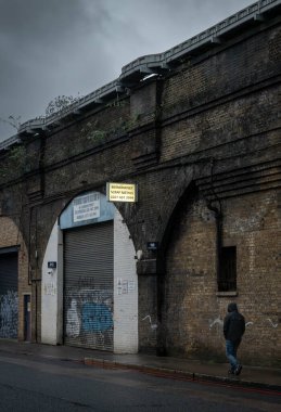 Southwark, Londra, İngiltere: Bermondsey Hurda Metalleri, Londra Köprüsü 'nün altından Greenwich Demiryolu Viyadüğü' ne kadar insanların geçtiği bir yer. Southwark 'ın Londra ilçesindeki Druid Caddesi..