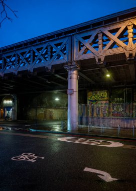 Southwark, Londra, İngiltere: Druid Street ve White Grounds Grounds Skatepark Londra Köprüsü altından Greenwich Demiryolu Viaduct Londra 'nın Southwark ilçesinde.